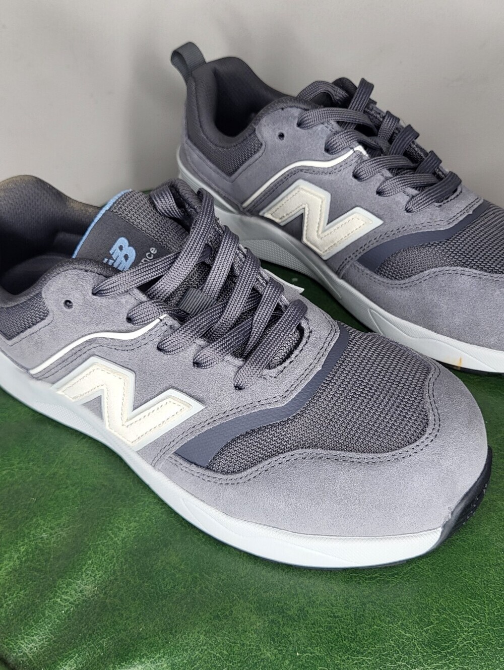 New Balance Women's Elite Lite Composite Toe Safety Work Shoe Size 9